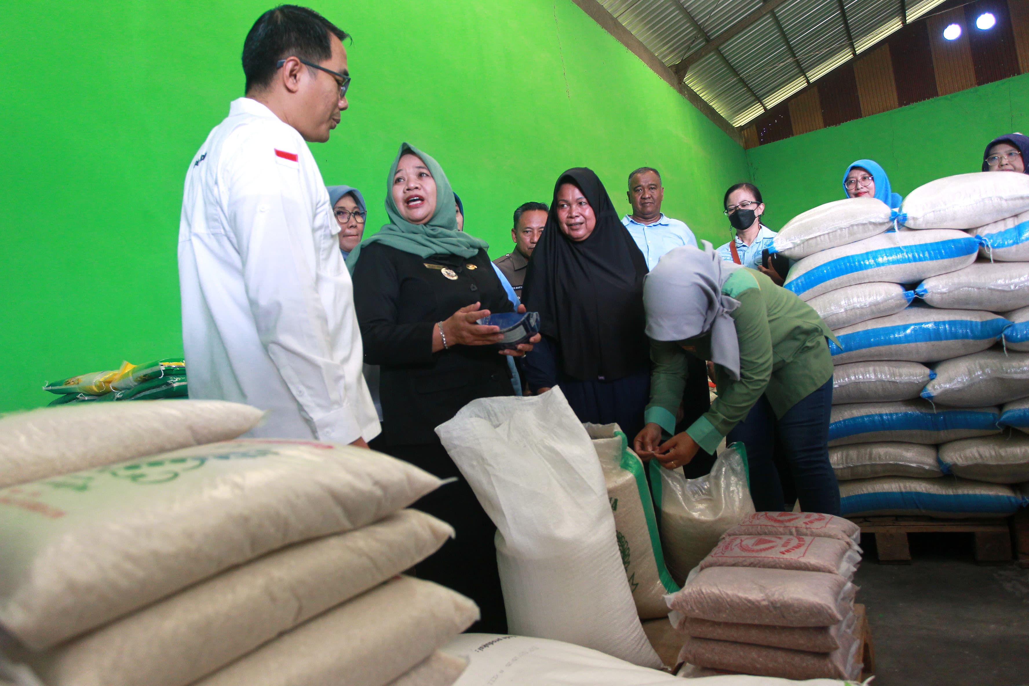 JAMIN: Bupati Sleman Kustini Sri Purnomo (kedua kiri) bersama Tim Pengendali Inflasi Daerah (TPID) DIY di gudang Gapoktan Sanggar Tani Umbulmartani, Ngemplak, Sleman, Selasa (19/3).