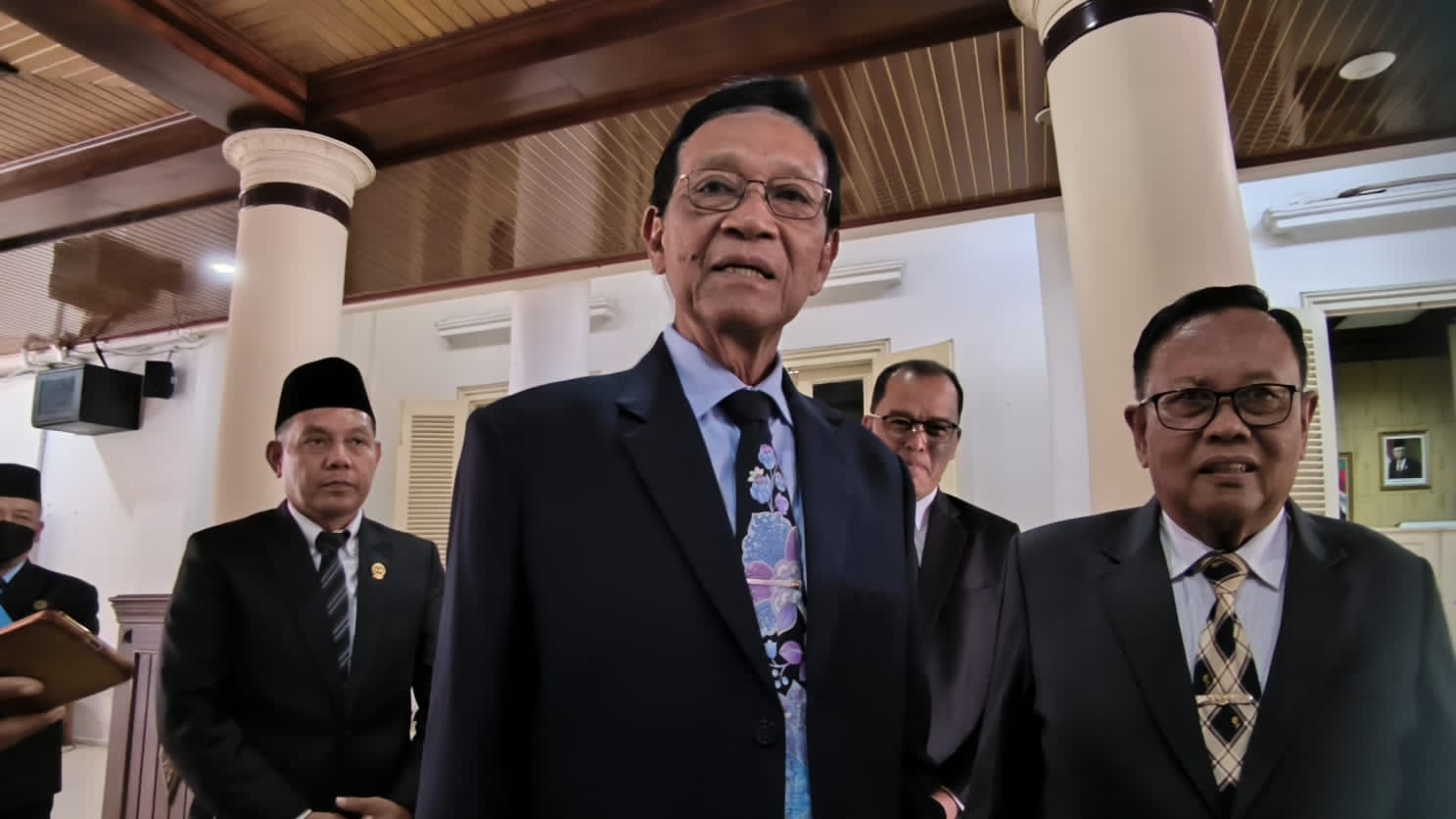 PERBAIKI: Gubernur DIY Hamengku Buwono X  di Kantor DPRD DIY Selasa (19/3).