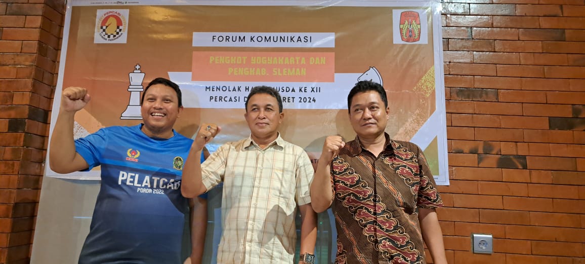 SIAP: Ketua Umum Pengkab Percasi Sleman Sutapa (tengah) bersama Bambang Aji (ketua 2/kiri) dan Purwanto (ketua 1/kanan).