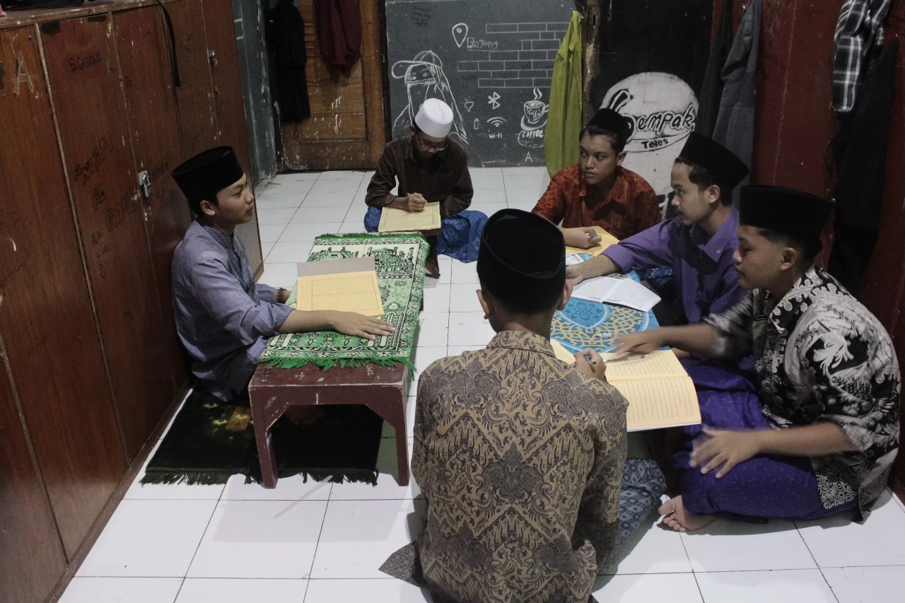 Suasana saat santri Ponpes Zumrotut Tholibin Andong Boyolali mengikuti tradisi kilat di bulan suci Ramadhan