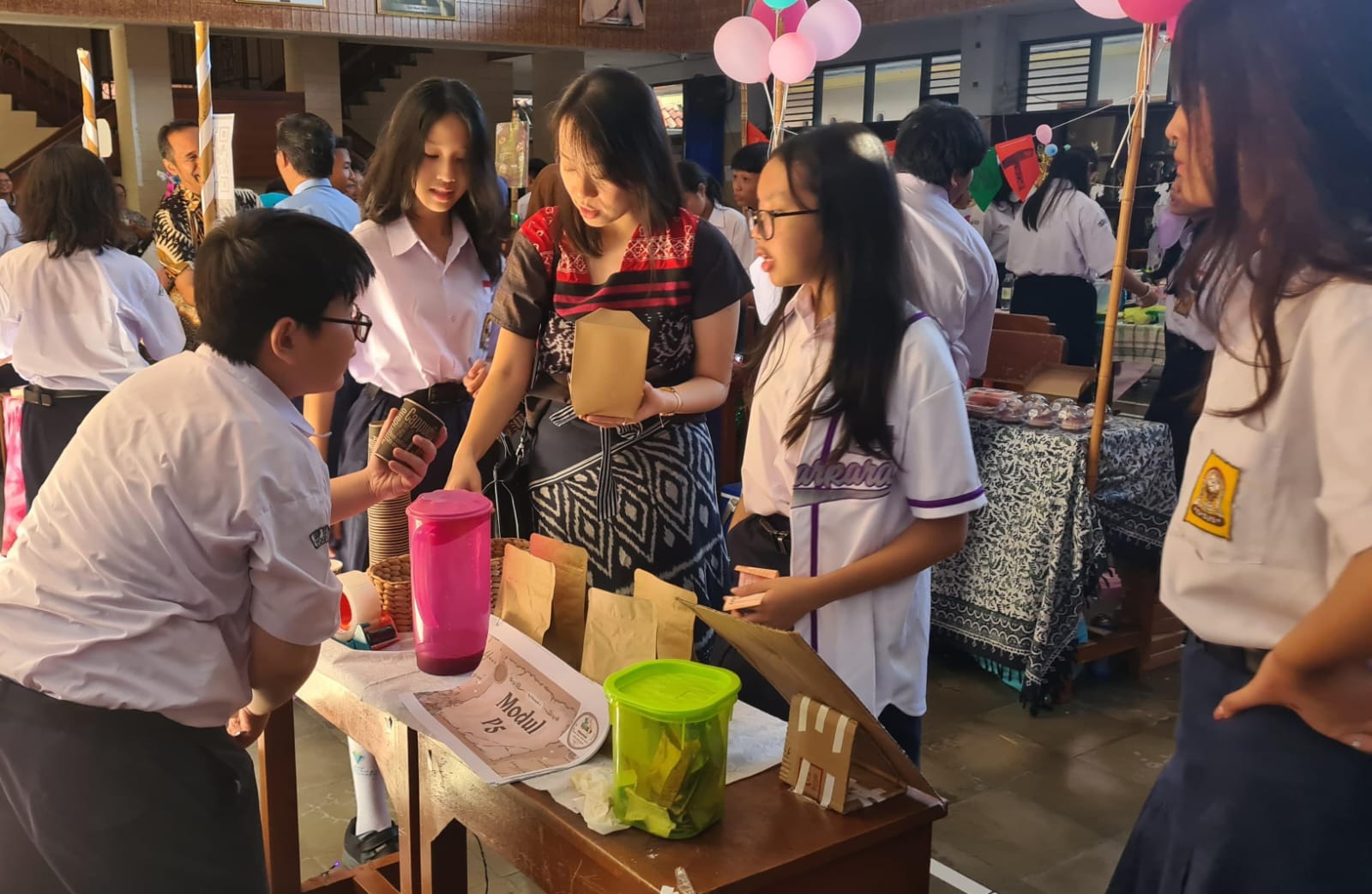 AKTIF - Pelajar SMP Stella Duce 1 Yogyakarta mengikuti kegiatan gelar karya sekolah pada Selasa (19/3/2024)