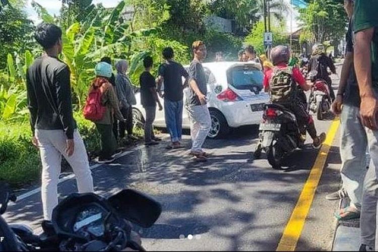 Kecelakaan Tunggal di Selatan Indomaret Ringroad Barat, Gamping, Mobil Brio Putih Oleng dan Melompat dari Jalur Cepat ke Jalur Lambat! (Tangkapan Layar UG/@merapi_uncover)