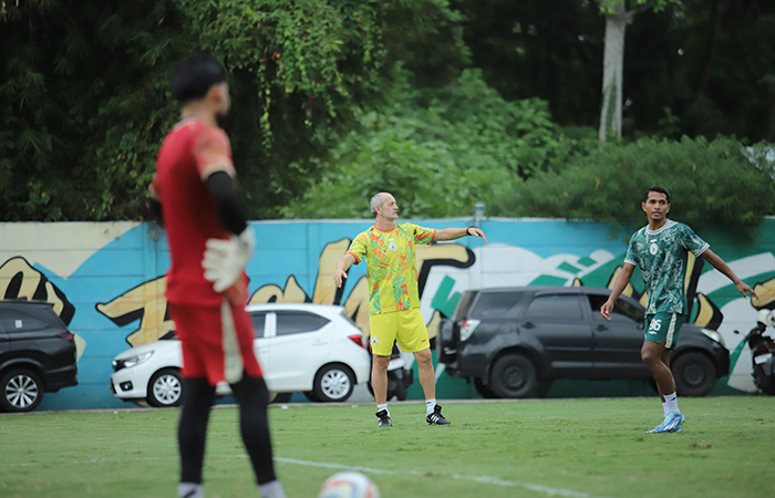 FOKUS: Risto Vidakovic saat mengawal latihan PSS Sleman di Lapangan Pakem Binangun Sleman.Dokumen PSS Sleman
