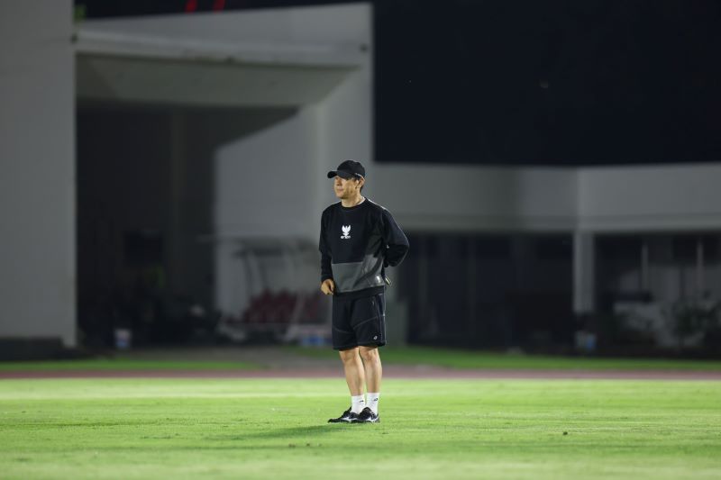 Pelatih timnas Indonesia, Shin Tae-yong memimpin langsung latihan perdana Skuad Merah Putih di Stadion Madya (Media PSSI)