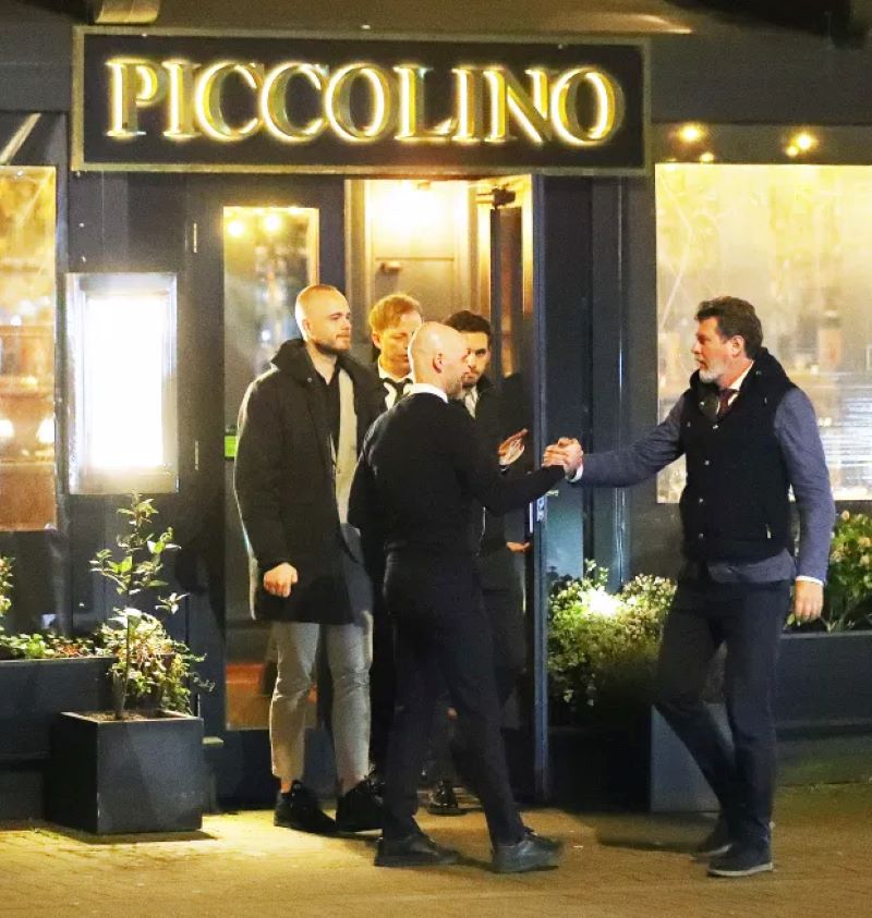 Erik ten Hag rakayakan kemenangan atas Liverpool di FA Cup dengan menikmati makanan dari restoran Italia