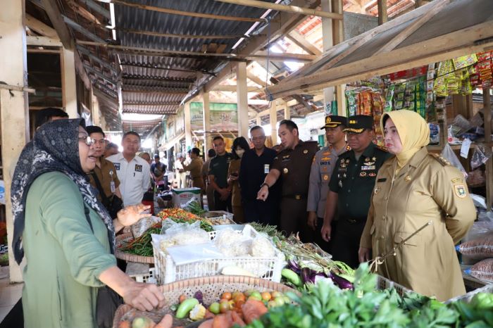 Forkopimda Kabupaten Purworejo saat melakukan monitoring di salah satu pasar di Kabupaten Purworejo untuk memastikan stok dan harga kebutuhan pokok jelang Lebaran dalam kondisi aman, Selasa