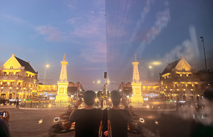 ILUSTRASI: Wisatawan menikmati suasana sore di kawasan Tugu Jogja.