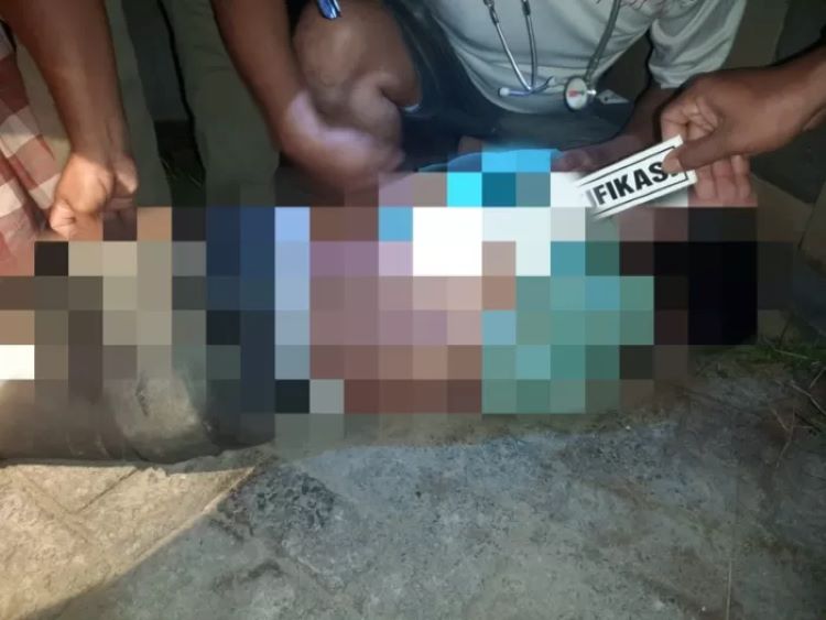 TERGELETAK: Tubuh korban saat dievakuasi petugas. (HUMAS POLRES BLORA UNTUK RADAR KUDUS)
