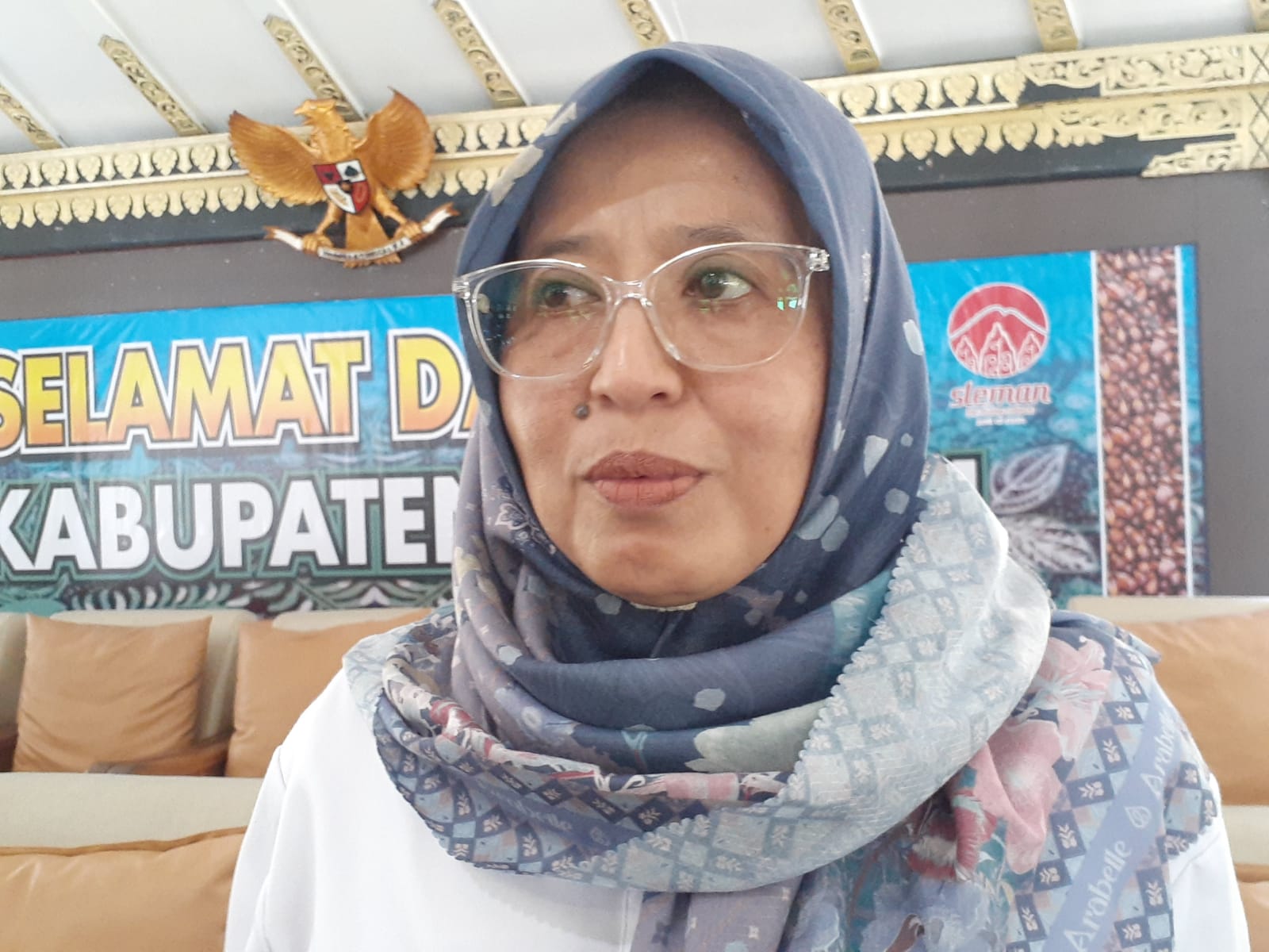 MANFAAT: Pelaksana Tugas Kepala Dinkop UKM Tina Hastani saat menyampaikan keterangan tentang Program Pasar Lebaran Sleman 2024.