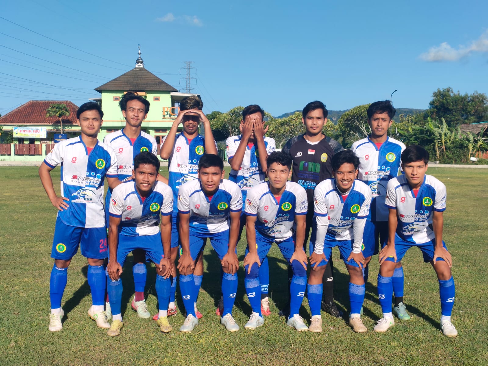MANTAP: Skuad PSHW UMY saat melakoni laga uji coba dengan Kartanegara FC di lapangan Jambidan, Bantul, Senin (19/3) lalu.