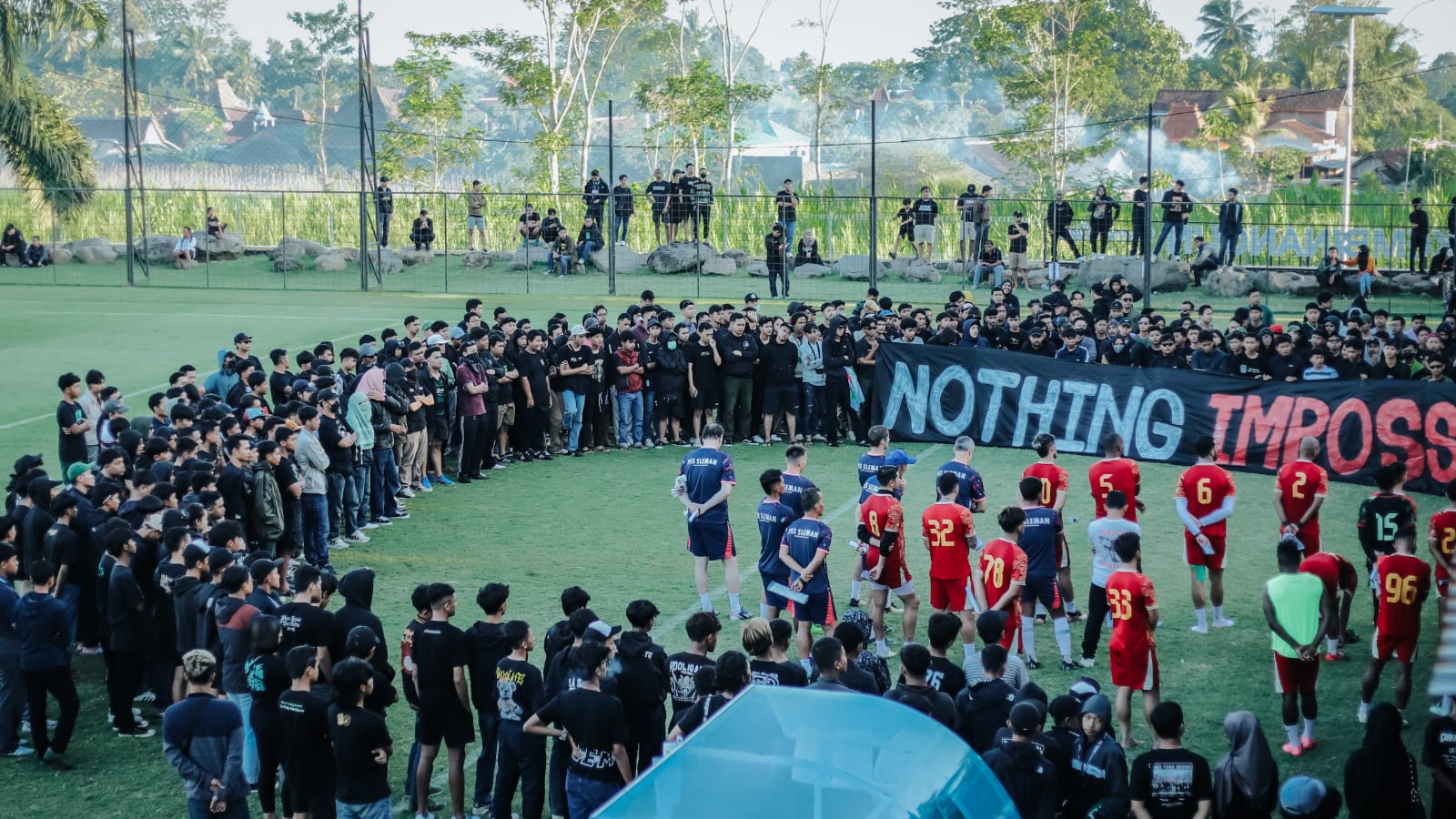 DUKUNG: Para suporter PSS Sleman saat mendatangi latihan di Lapangan Pakem Binangun Sleman.