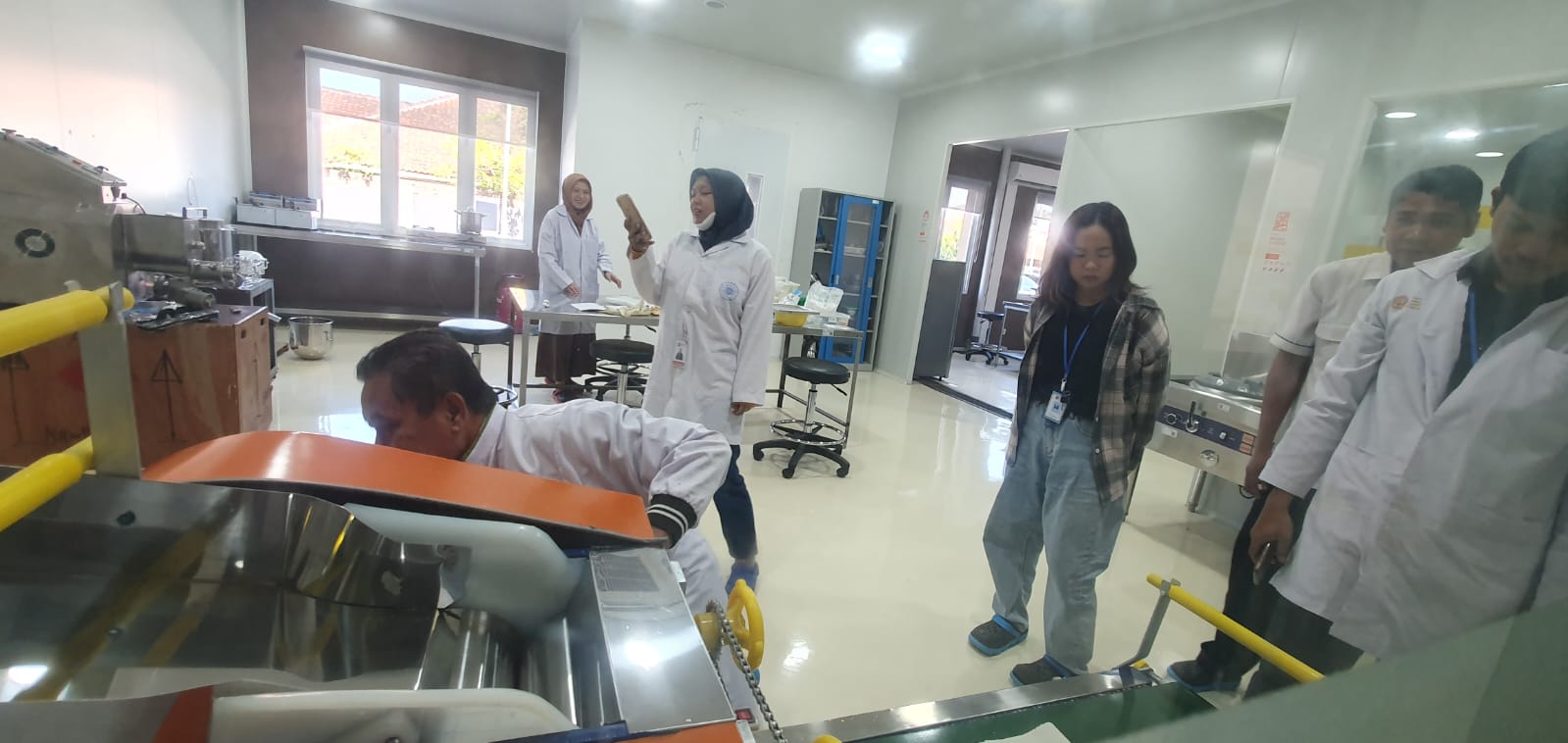 INOVATIF - Pengecekan alat produksi pembuat mie tepung sagu tanpa bahan pengawet di salah satu ruangan BRIN Gunungkidul Rabu (20/3/2024)