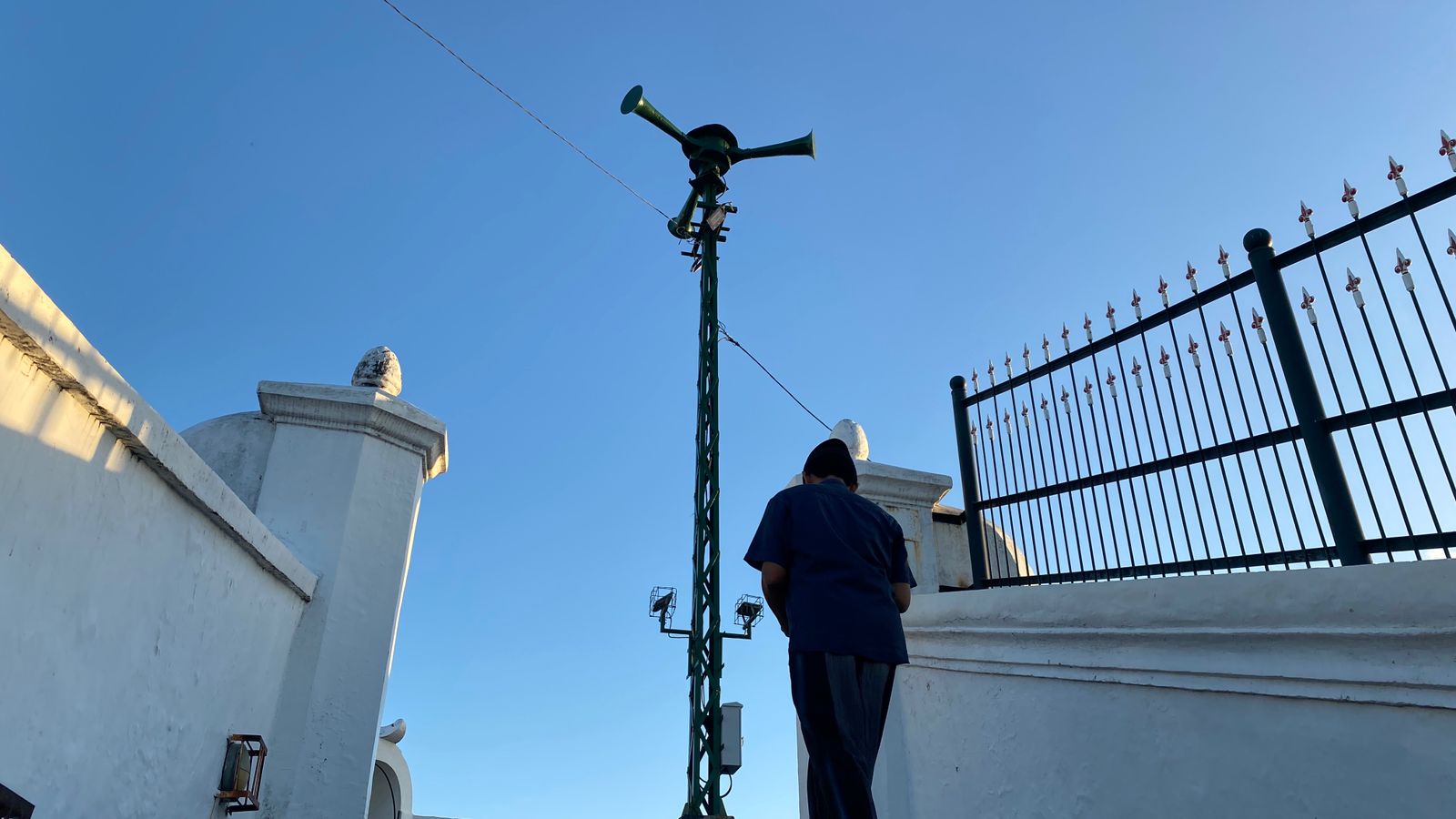 Gauk peninggalan Belanda yang dirawat oleh takmir masjid Nurul Islam, hingga kini masih berdiri kokoh di atas Plengkung Nirboyo, Jalan Gading No 7, Panembahan,Kraton, Jogja.