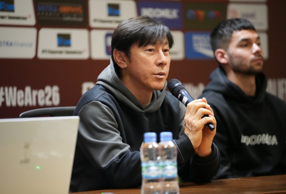 TARGET - Pelatih timnas Indonesia, Shin Tae-yong didampingi Sandy Walsh dalam agenda konferensi pers pre-match kontra Vietnam (PSSI)