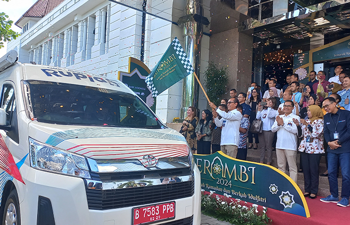 LAUNCHING : Sebanyak 8 mobil kas keliling dilepas di Kompleks Kantor Perwakilan BI DIY Rabu (20/3), untuk melayani penukaran uang baru oleh masyarakat di bulan Ramadan dan menjelang Idul Fitri.