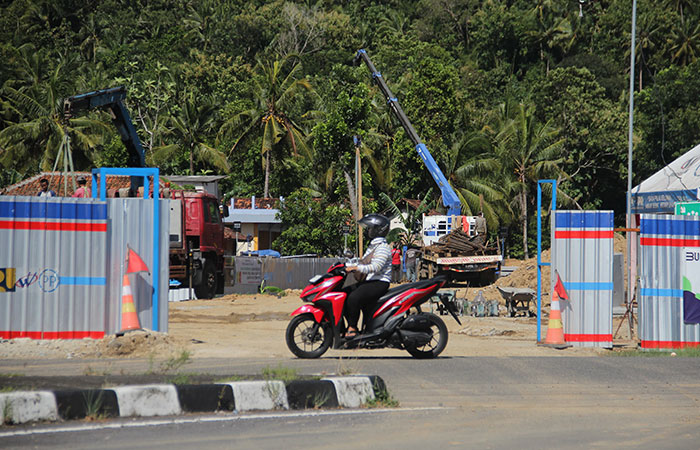 ON PROCESS: Pengendara melintas di depan proyek pengerjaan konstruksi Jalur Jalan Lintas Selatan (JJLS) Kelok 23 atau Jalan Baru Kretek-Girijati di Kalurahan Parangtritis