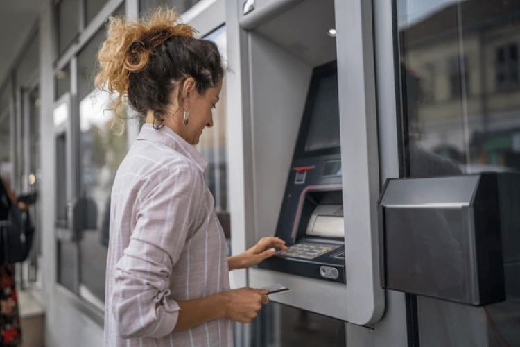 Ilustrasi transaksi di ATM (Shutterstock)