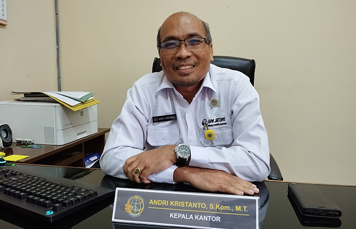 SUKA MENULIS: Kepala Kantor BPN Purworejo Andri Kristanto yang latar belakang pendidikannya dari teknik informatika.JIHAN ARON VAHERA/RADAR JOGJA
