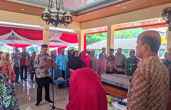 PATUT DIAPRESIASI: Puluhan warga mendeklarasikan pengunduran diri sebagai penerima Bansos PKH di Balai Kapanewon Patuk, Gunungkidul, (21/3).
