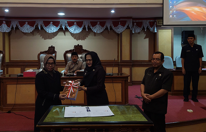 RESMI: Penyerahan LKPJ dari Pj Bupati Kulon Progo Ni Made Dwipanti Indrayanti kepada Ketua DPRD Kulon Progo Akhid Nuryati.