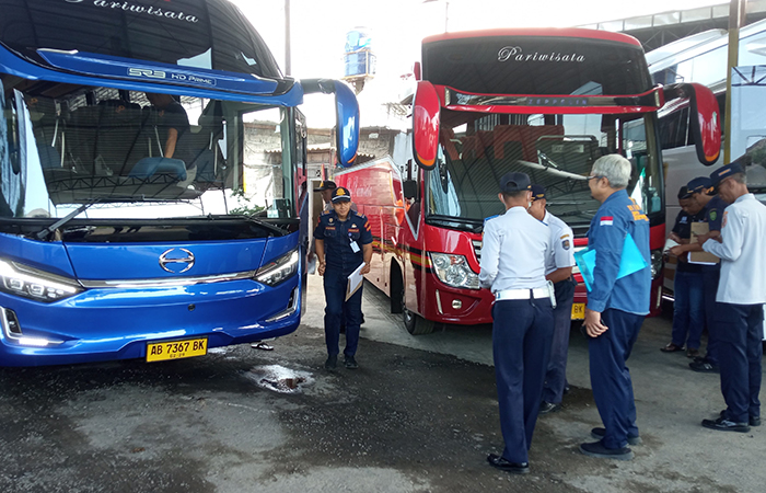 Petugas gabungan melakukan ramp check pada angkutan Lebaran di Kabupaten Bantul, Rabu (20/3). (Dok. Dishub Bantul)