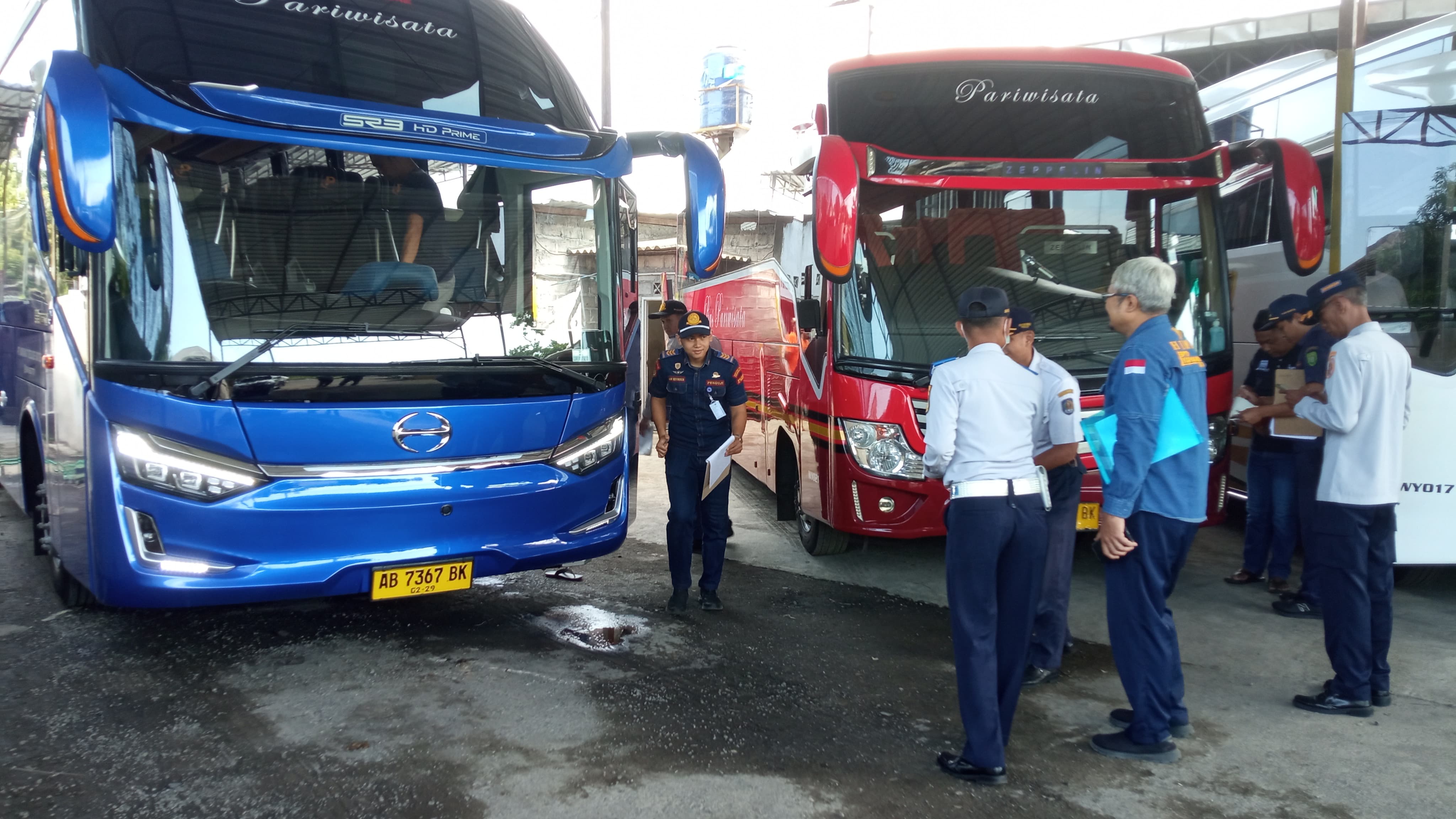 PASTIKAN: Petugas gabungan melakukan ramp check pada angkutan Lebaran di Kabupaten Bantul, Rabu (20/3). (Dok. Dishub Bantul)