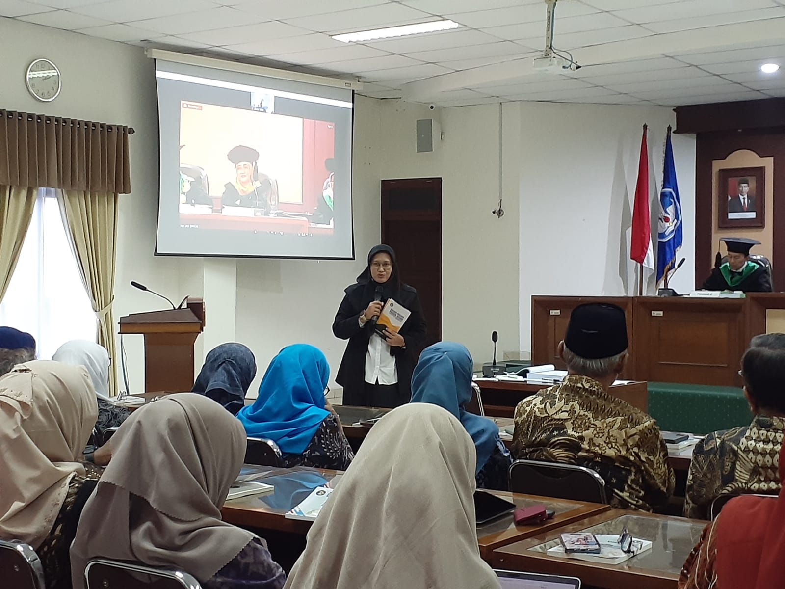 MANAJEMEN: Komisioner KPAI Diyah Puspitarini saat menghadiri sidang promosi doktor di UNY, Kamis (21/3).