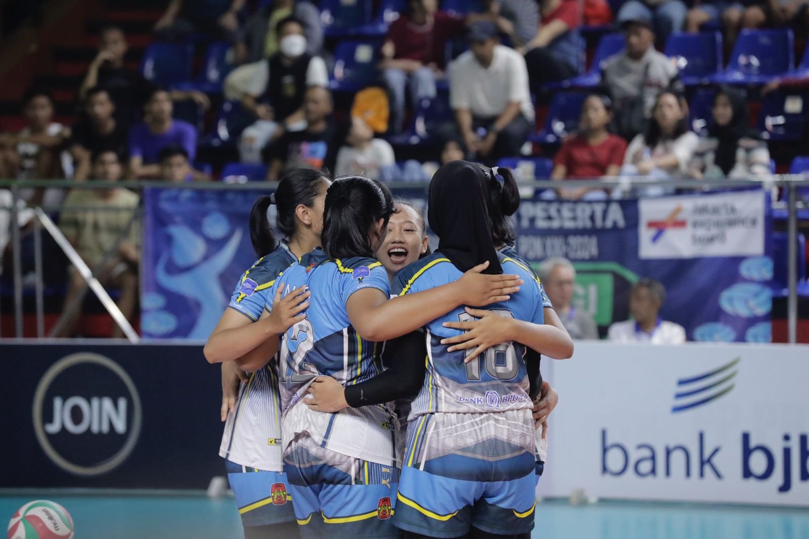 TERBAIK: Tim Bola Voli Putri DIY saat berlaga di semifinal Kejurnas Voli 2023 antara DIY versus Jabar.