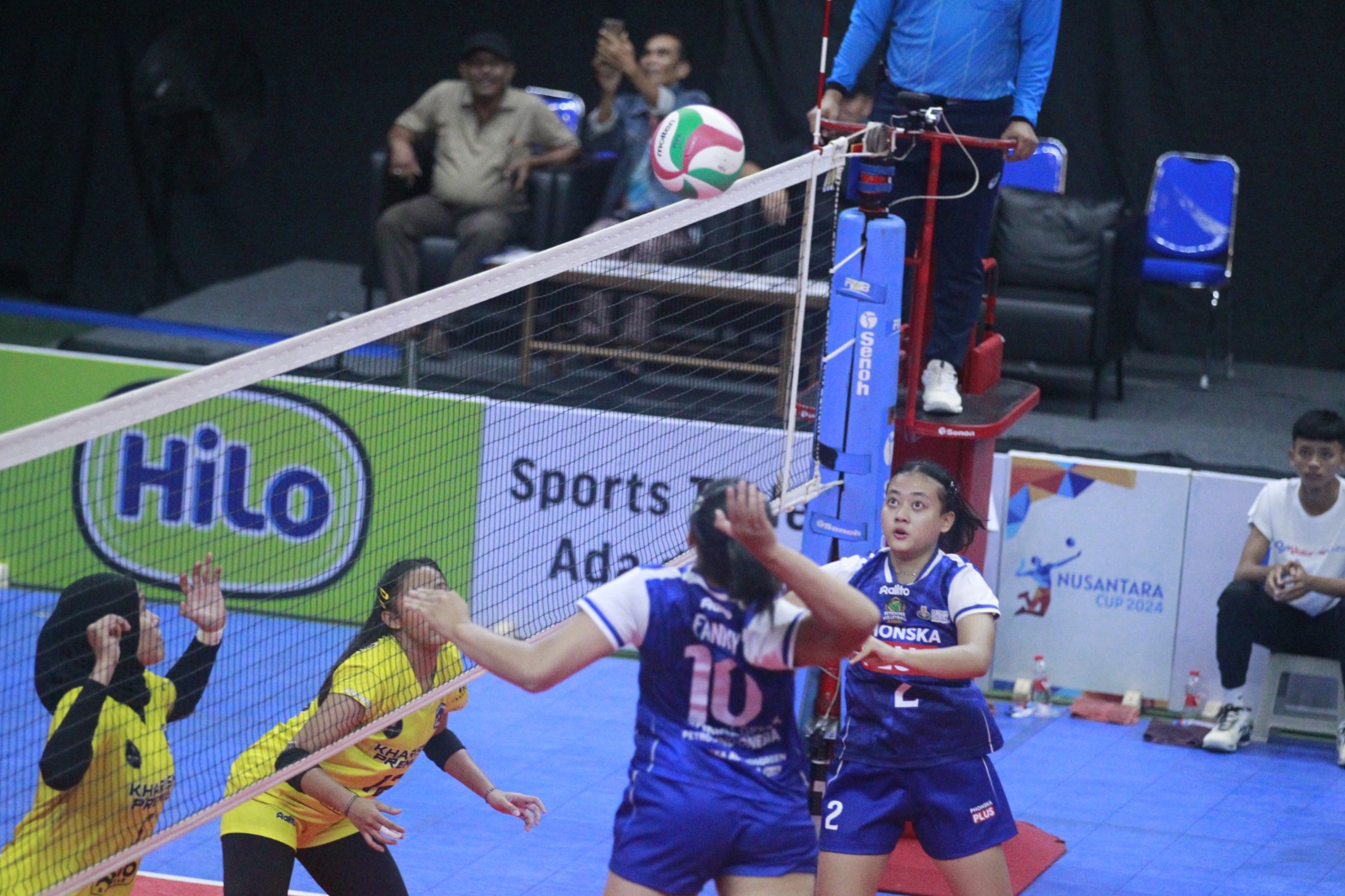 SMASH: Tim bola voli putri Petrokimia Volleyball Academy Gresik saat melawan Kharisma Premium Bandung dalam lanjutan final four di GOR UNY, Rabu (20/3) malam.