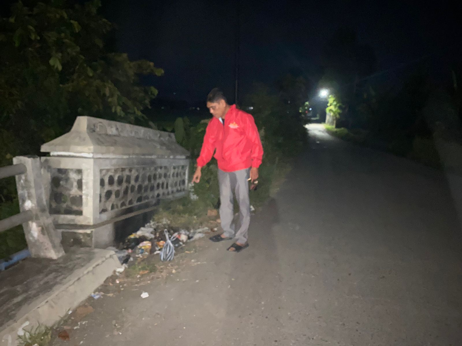 TITIK PEMBUANGAN: Unit Reskrim Polsek Kebumen menunjuk titik pembuangan obat mercon di jembatan Desa Candimulyo, Kecamatan Kebumen. (Humas Polres Kebumen)