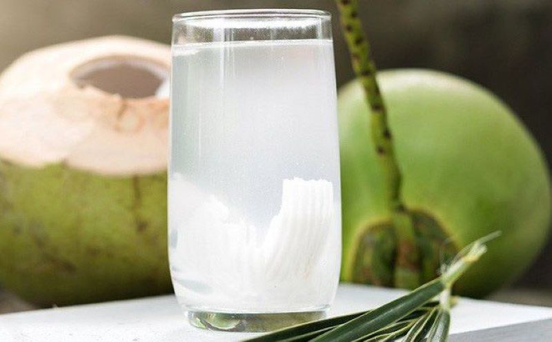 Air kelapa sebagai minuman pengganti cairan tubuh selama berpuasa