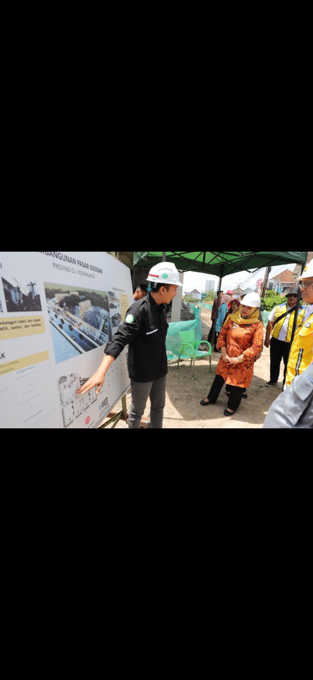 ZONASI: Bupati Sleman Kustini Sri Purnomo saat meninjau proyek revitalisasi Pasar Godean beberapa waktu lalu.