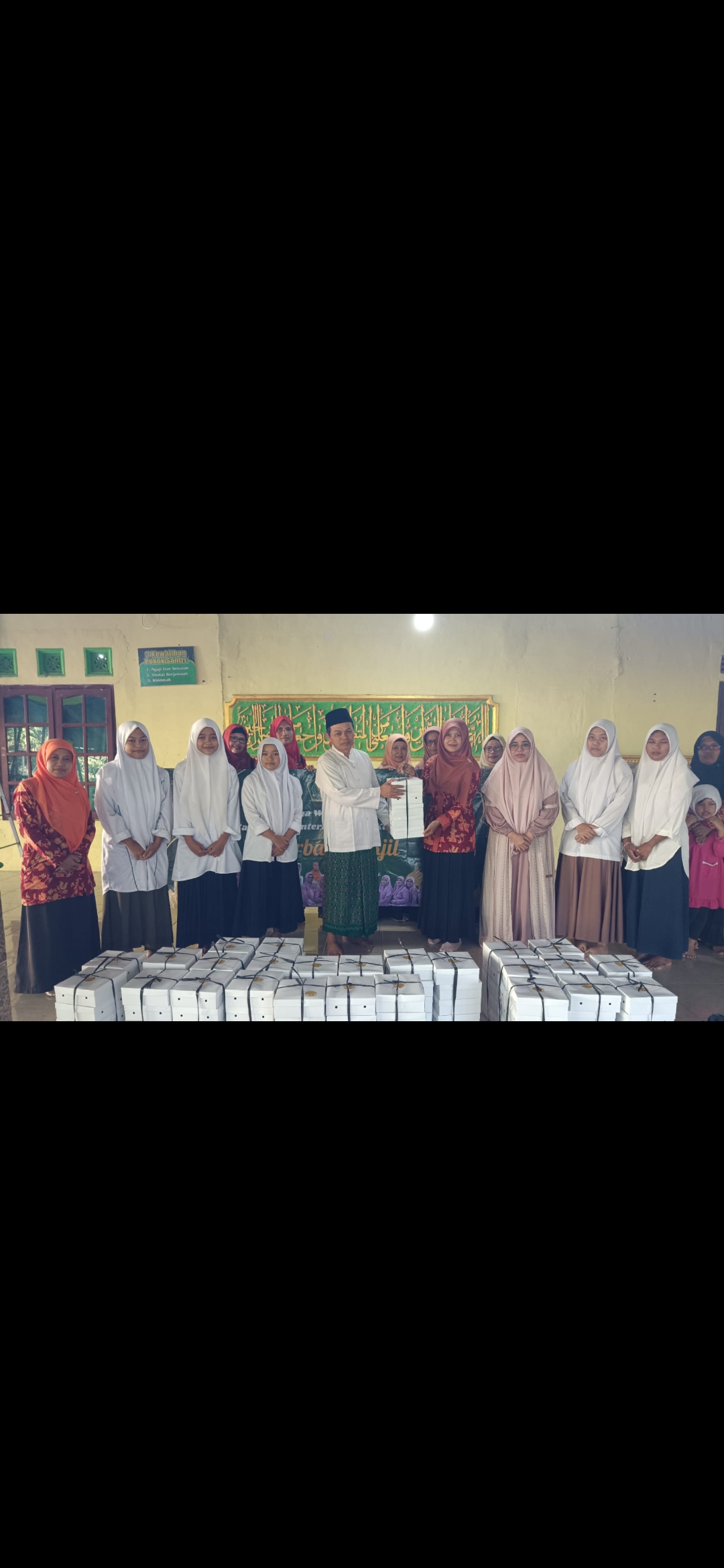 BERBAGI: Pembagian takjil yang dilakukan DWP Kankemenag Kulon Progo sebagai wujud kepedulian. (Dokumentasi Kankemenag Kulon Progo)
