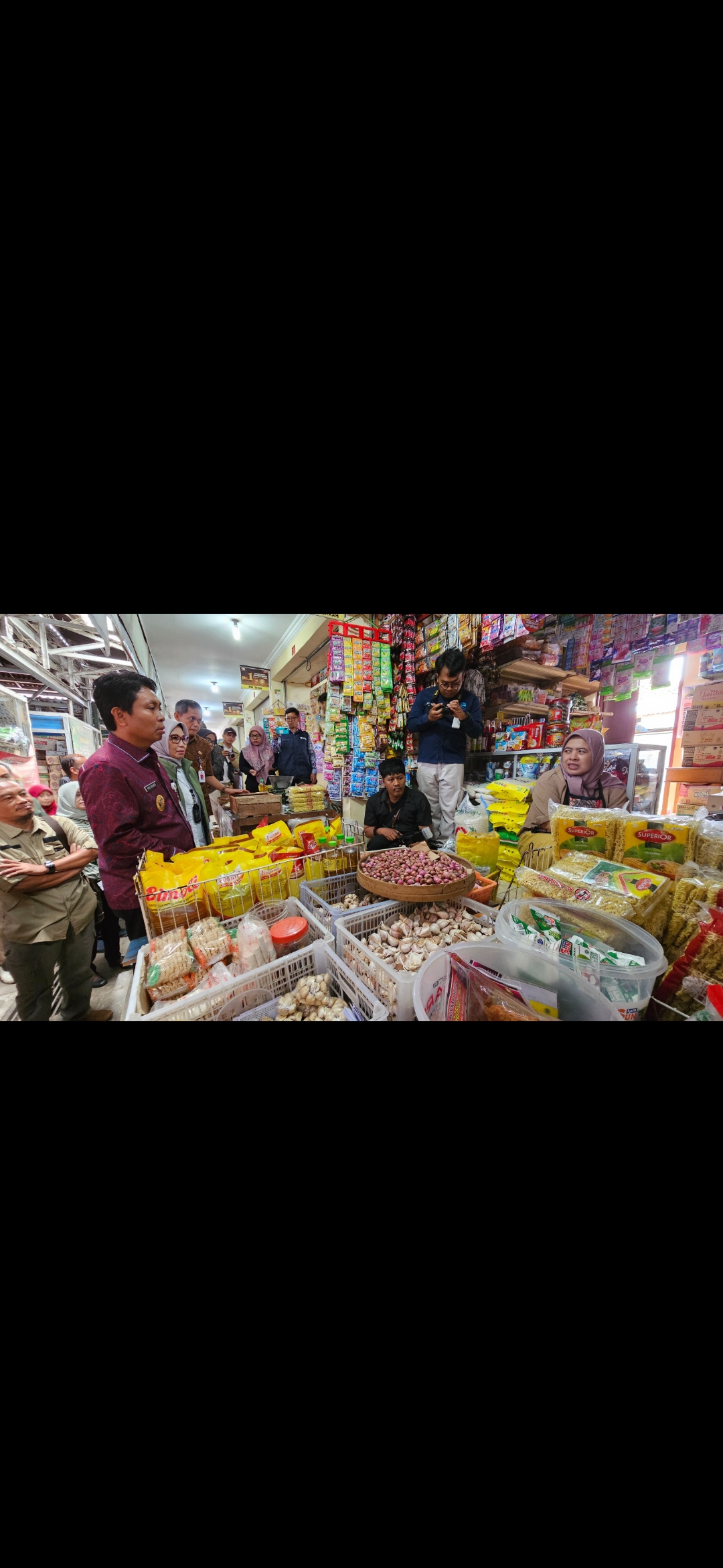 PANTAU: TPID dan Pemkab Gunungkidul memantau ketersediaan dan harga bahan pokok di Pasar Ngawu, Playen, Kamis (21/3) siang.