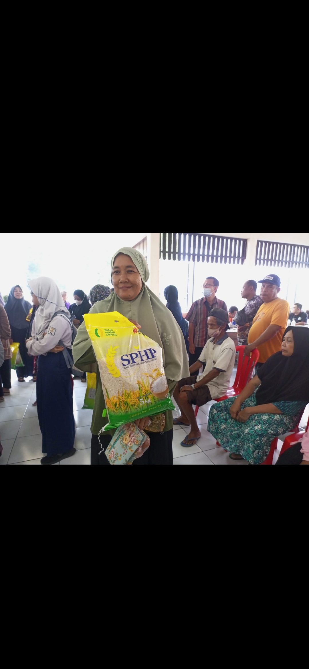 ANTRE: Warga di Kecamatan Kebumen berbondong-bondong datang ke pasar murah. Mereka memanfaatkan kesempatan tersebut ditengah harga pangan tak kunjung stabil.