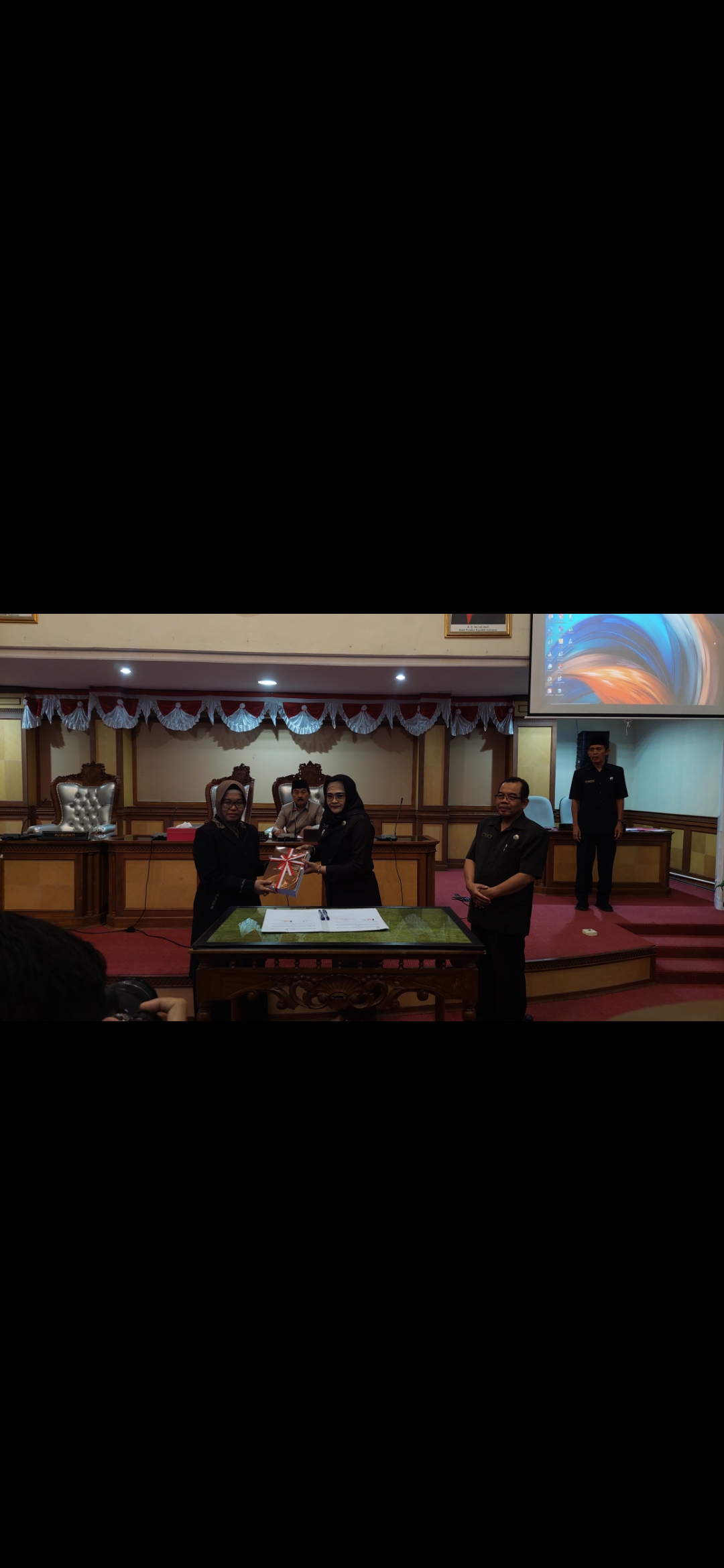 SAH: Serah terima LKPJ dari Pj Bupati Ni Made Dwipanti Indrayanti ke Ketua DPRD Kulon Progo Akhid Nuryati dalam Rapat Paripurna DPRD Kulon Progo Kamis (21/3).