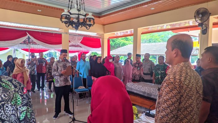 Puluhan warga mendeklarasikan pengunduran diri sebagai penerima Bansos PKH di balai Kapanewon Patuk, Kabupaten Gunungkidul, Kamis (21/3).