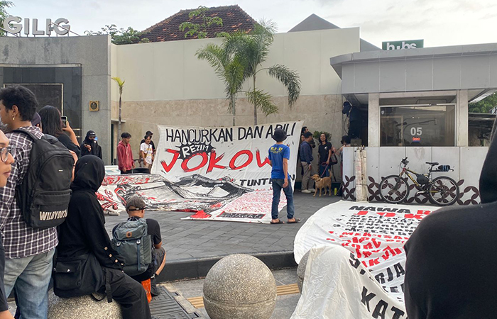 TUDING BANYAK KECURANGAN: Aksi massa yang tergabung dalam Koalisi Sejagad di Tugu Pal Putih Jogja menolak hasil Pemilu 2024, kemarin (22/3).Agung Dwi Prakoso/Radar Jogja