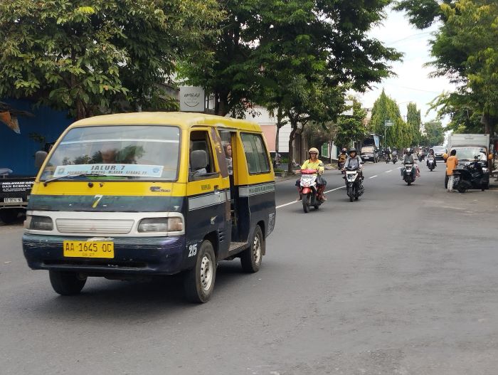 Sejumlah pengendara melintas di Jalan W.R. Soepratman, Jumat (22/3).