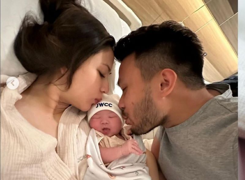Jessica Mila dan Yakup Hasibuan mencium buah hati pertama mereka, Kyarra Arunika Hasibuan.