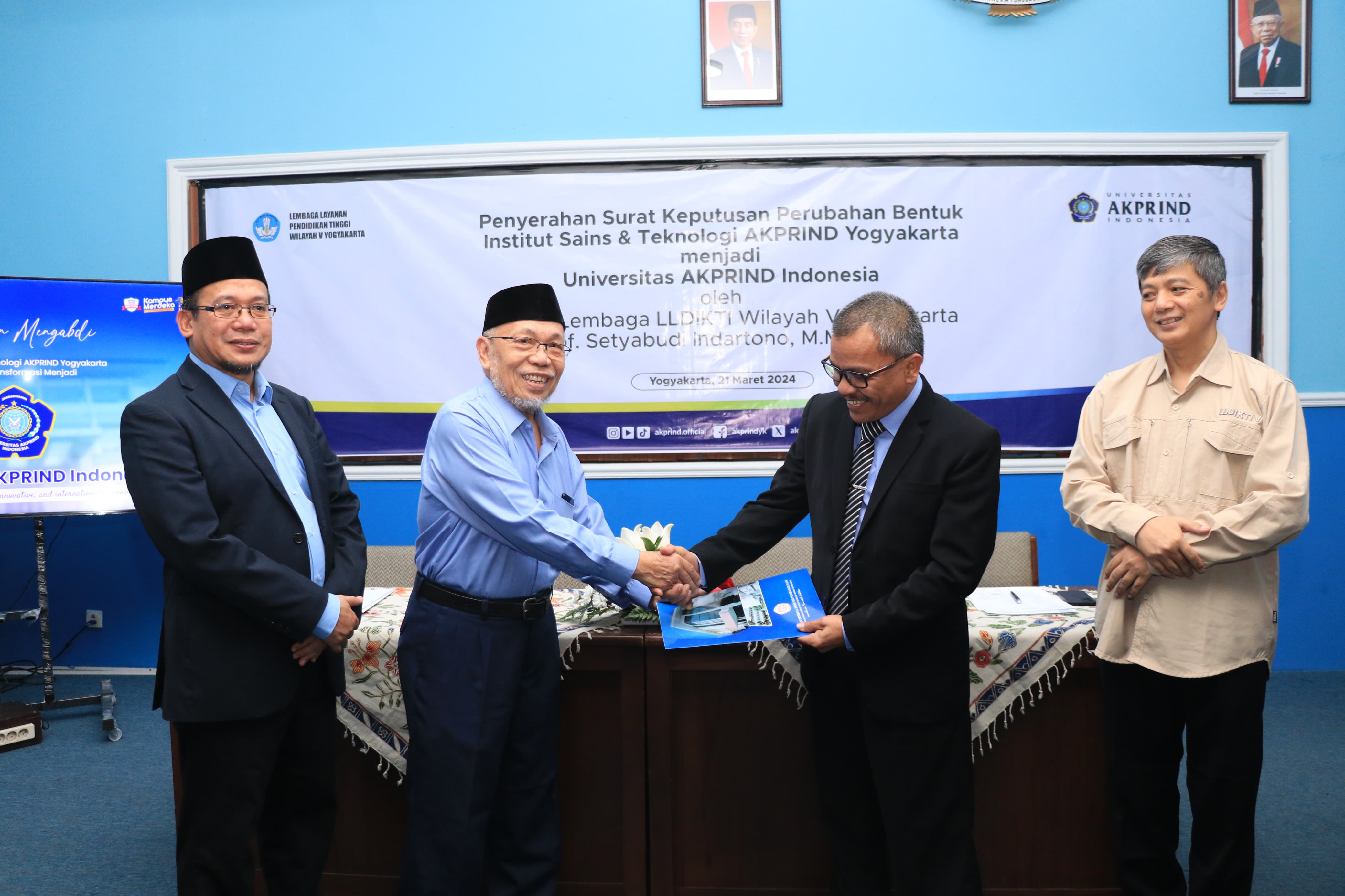 Sesi penyerahan surat keputusan perubahan bentuk institut sains & teknologi Akprind Jogjakarta menjadi Universitas Akprind Indonesia