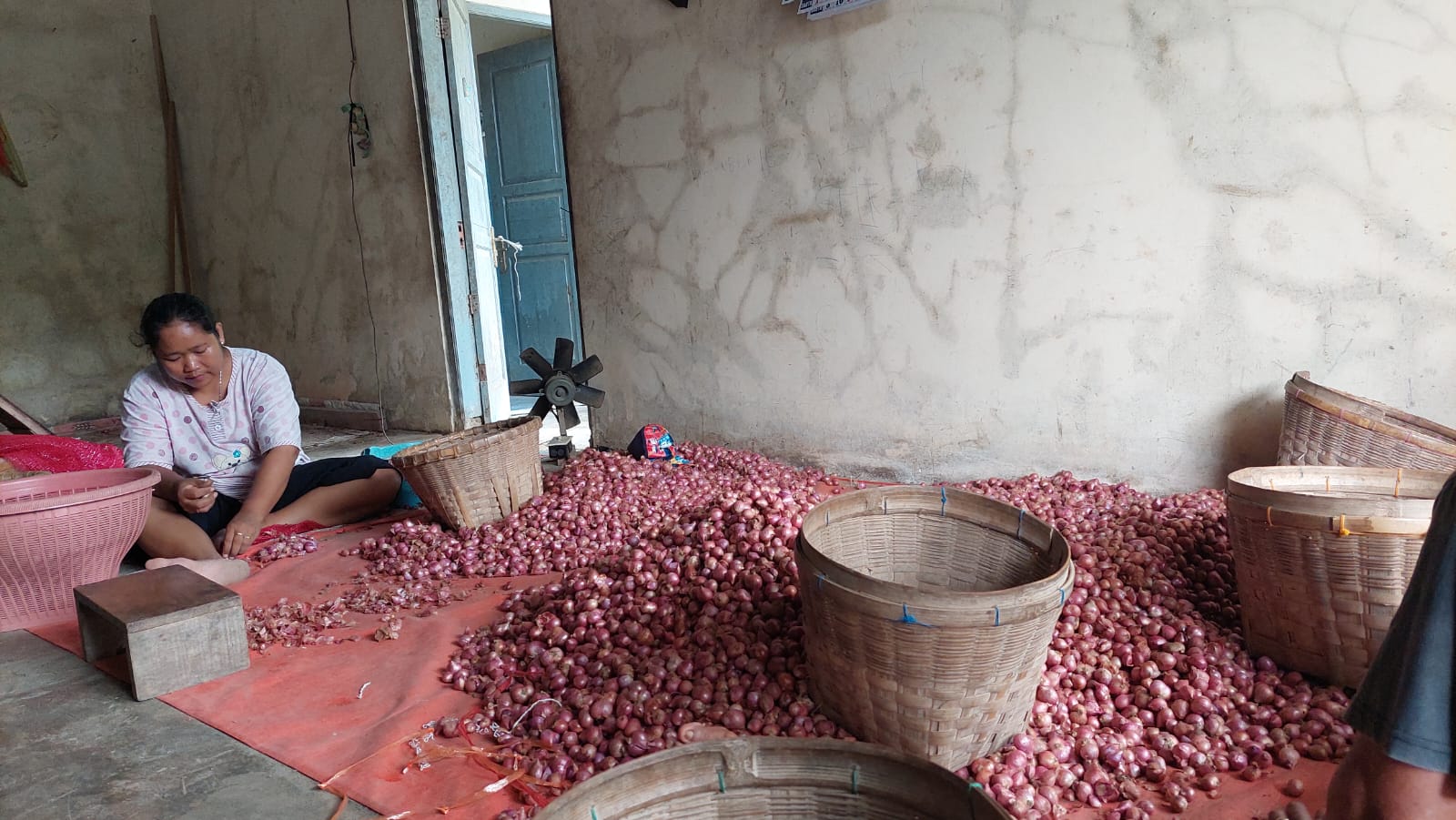 AKTIF: Proses pembuatan bawang merah goreng di industri rumahan milik Randi. (Anom Bagaskoro/Radar Jogja