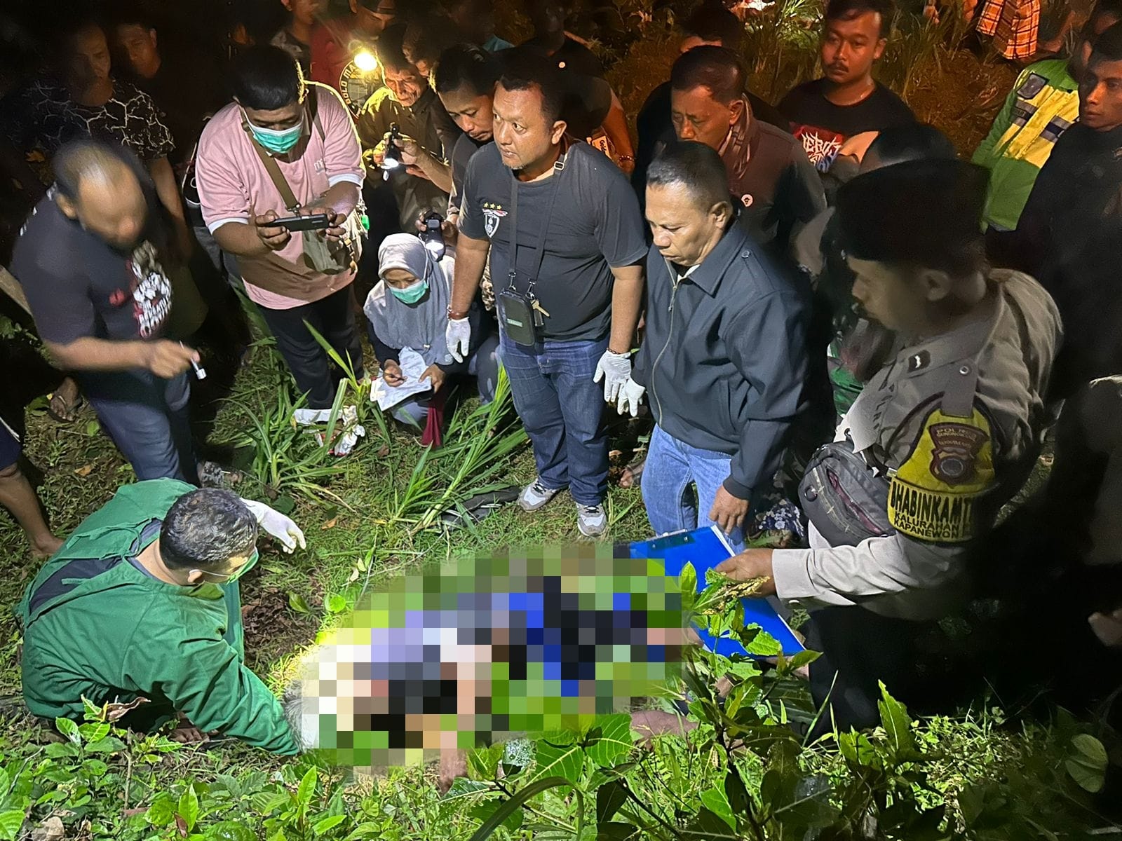 LOKASI: Anggota polisi dan warga di lokasi penemuan mayat di area persawahan, Dusun Putat, Kalurahan Putat, Kapanewon Patuk, Gunungkidul, Jumat (22/3) sekira pukul 20.30.