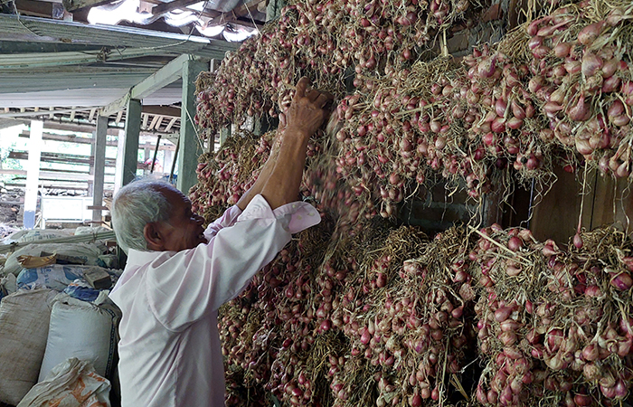 Proses pembuatan bawang merah goreng di industri rumahan milik Randi.