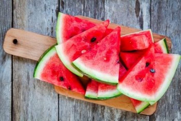 Salah satu rekomendais buah kadar air banyak, yang baik dikonsumsi saat buka puasa maupun sahur, yaitu semangka