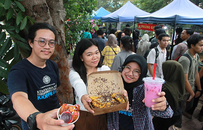 IKUT ANDIL: Syancin Patuwo atau Cici (kaos putih), Jeffy Immanuel, dan Barrotut Taqiyyah saat menunjukkan buruan takjil yang diperoleh di Pasar Ramadan Karangmalang kemarin (22/3).