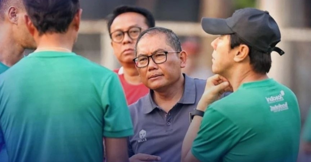 Manajer PSSI, Sumardji bersama jajaran pelatih timnas Indonesia (PSSI)