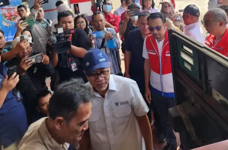 PERIKSA: Pertamina dan Kementerian Perdagangan memeriksa SPBU. (Dok Jawa Pos)