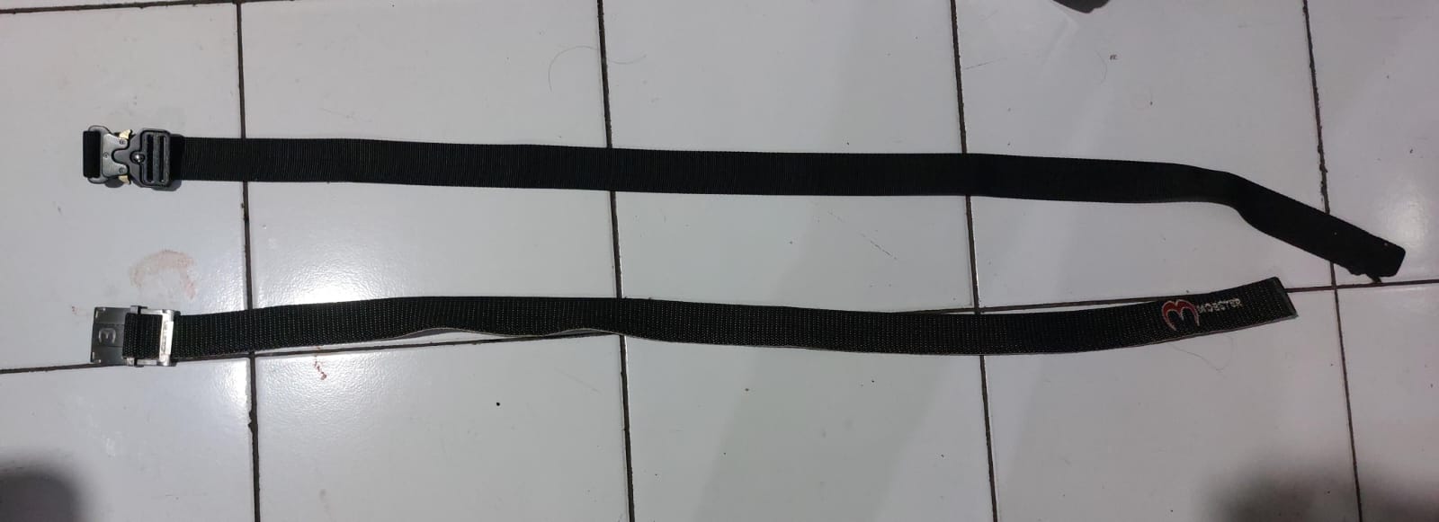 DISITA: Barang bukti berupa gesper dan sepeda motor yang diamankan dari dua kelompok yang terlibat perang sarung kemarin (23/3).