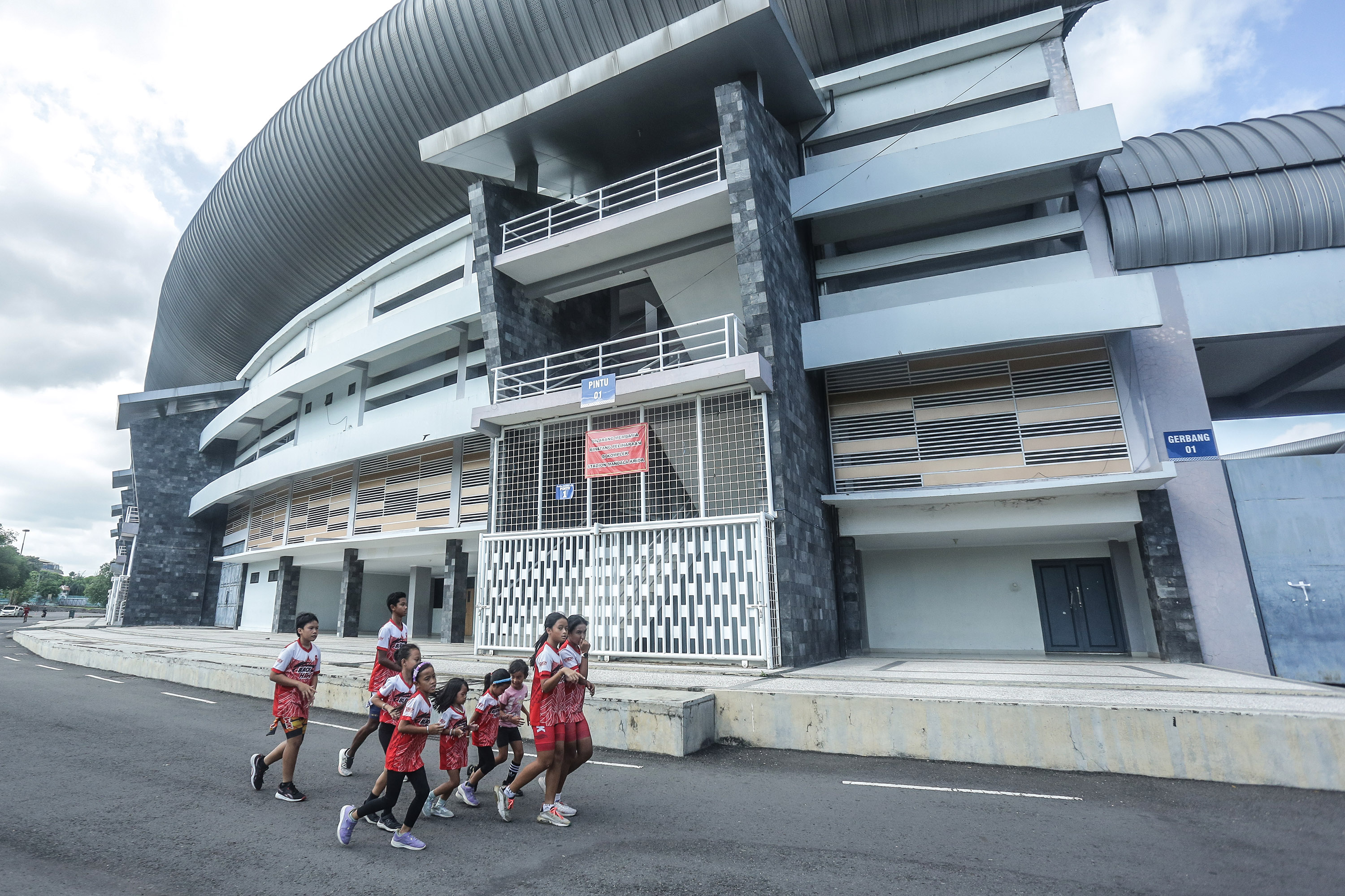 OLAHRAGA: Atlet sepatu roda melakukan pemanasan di kawasan Stadion Mandala Krida, Jogja, Sabtu (23/3). KPK telah memberikan lampu hijau untuk revitalisasi Stadion Mandala Krida.